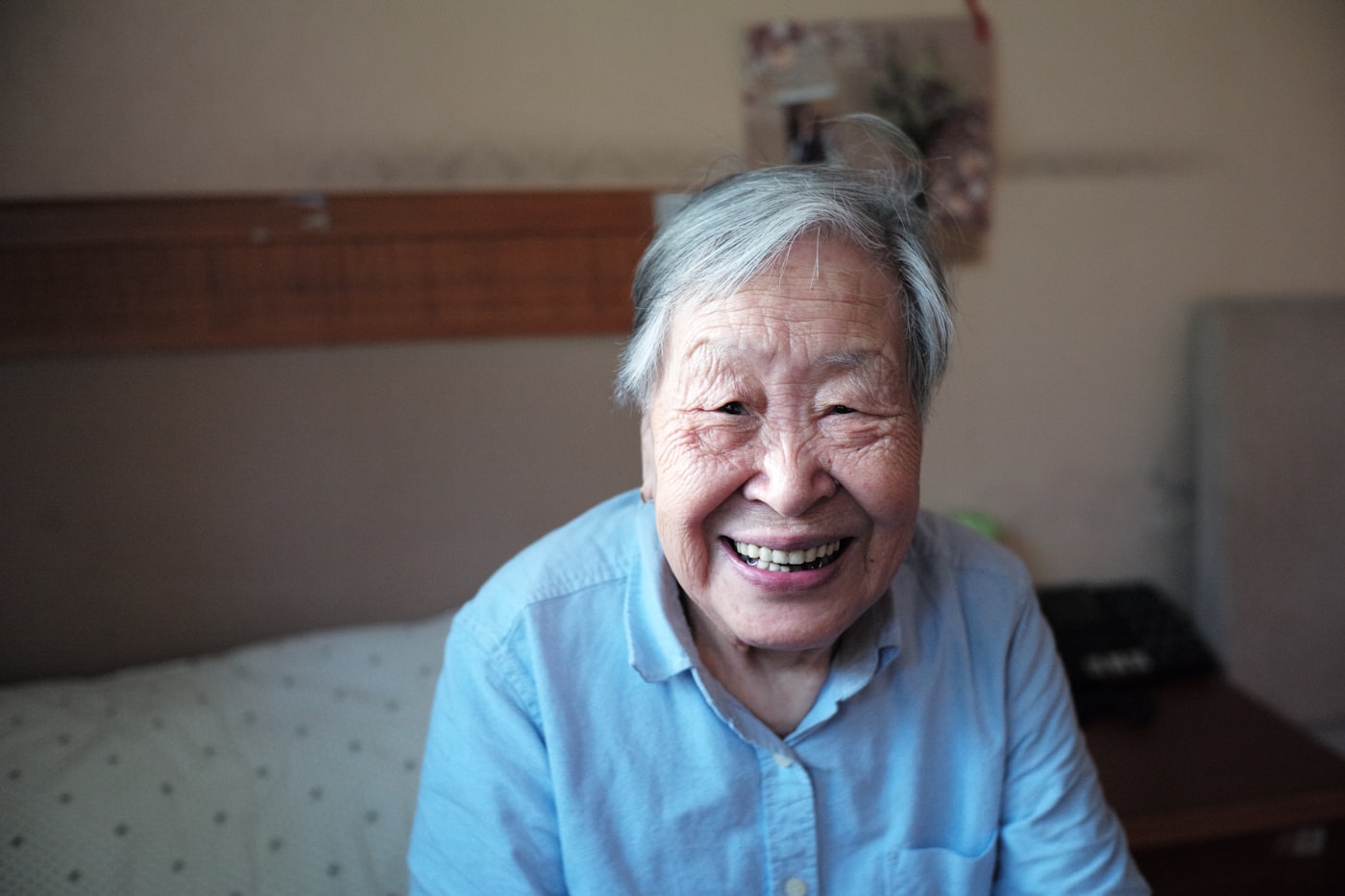 開心的長者享受認知訓練